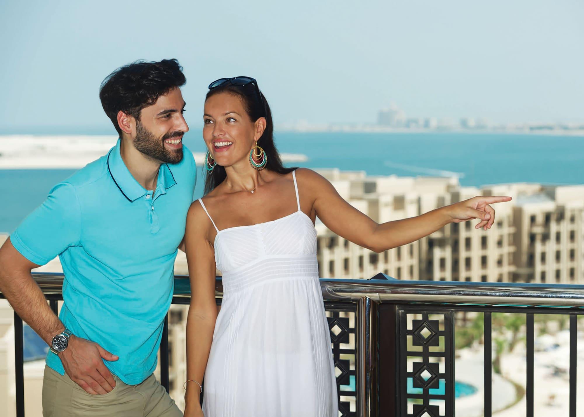 Doubletree By Hilton Resort & Spa Marjan Island Рас ал Хайм Екстериор снимка A couple at Jumeirah Beach Hotel