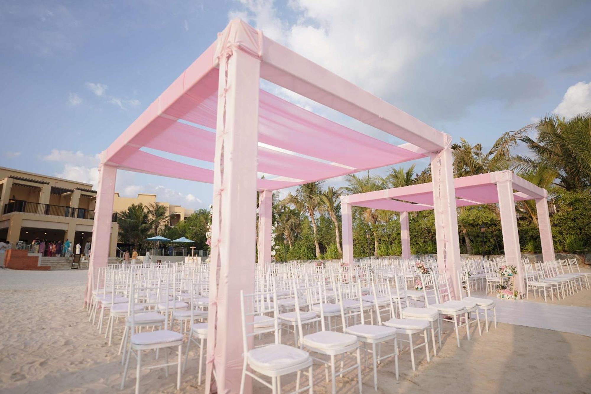Doubletree By Hilton Resort & Spa Marjan Island Рас ал Хайм Екстериор снимка A beach wedding in Cancun, Mexico