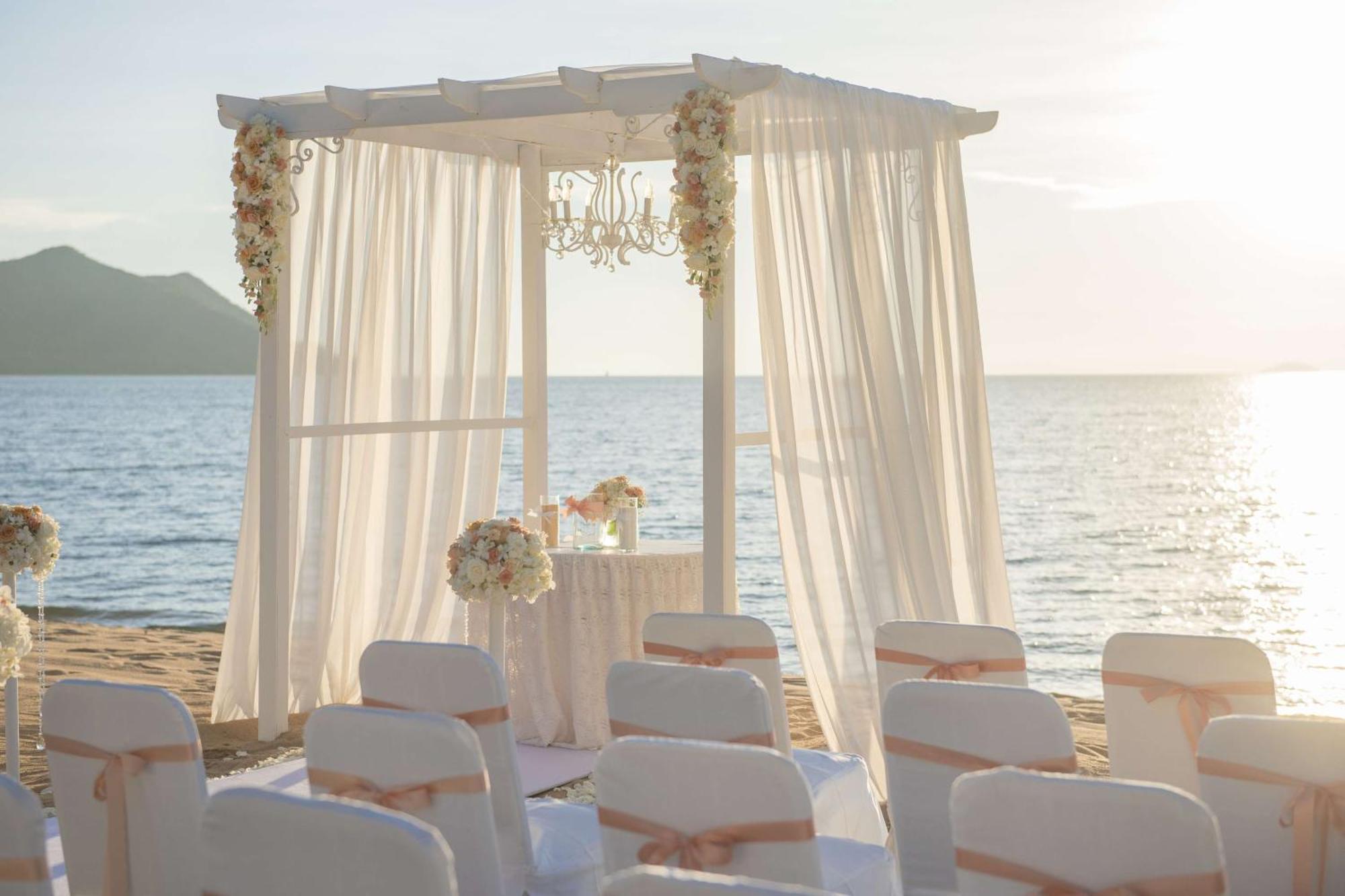 Doubletree By Hilton Resort & Spa Marjan Island Рас ал Хайм Екстериор снимка A beach wedding